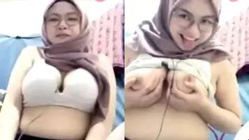 Bokep Jilbab Kacamata Cantik Show Toge Menggoda