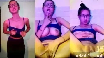 Cewek cantik memek tembem colmek pakai sextoy live super nakal