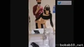 Doggy pacar brutal di toilet umum