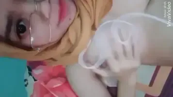 Gadis Hijab Kacamata Montok Ngentot Ganas Lumer WOT HD