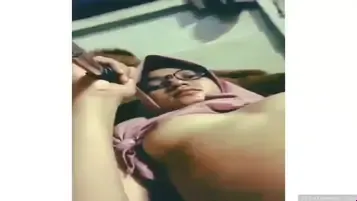 Jilbab Kacamata Narsis Ngangkang Pamer Memek Basah Lumer WOT HD