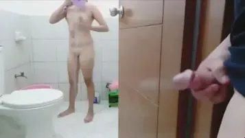 Quay tay khi rình em hàng xóm tắm